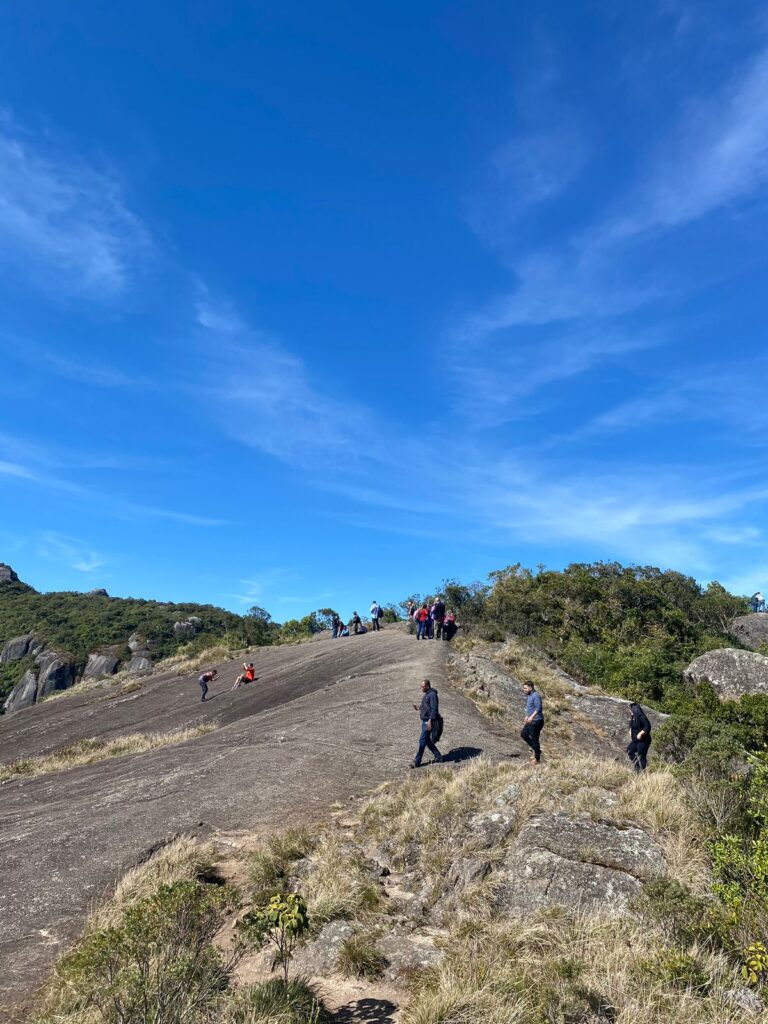 Foto de pessoas na pedra redonda.