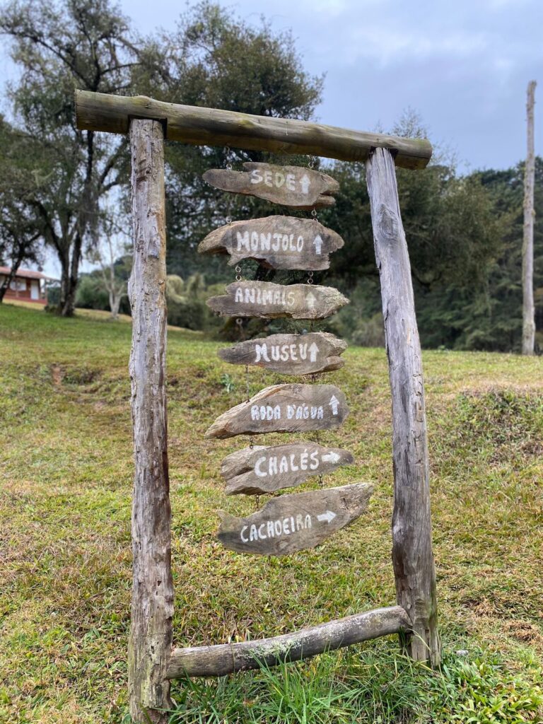 Foto de placa direcional na fazenda esperança.